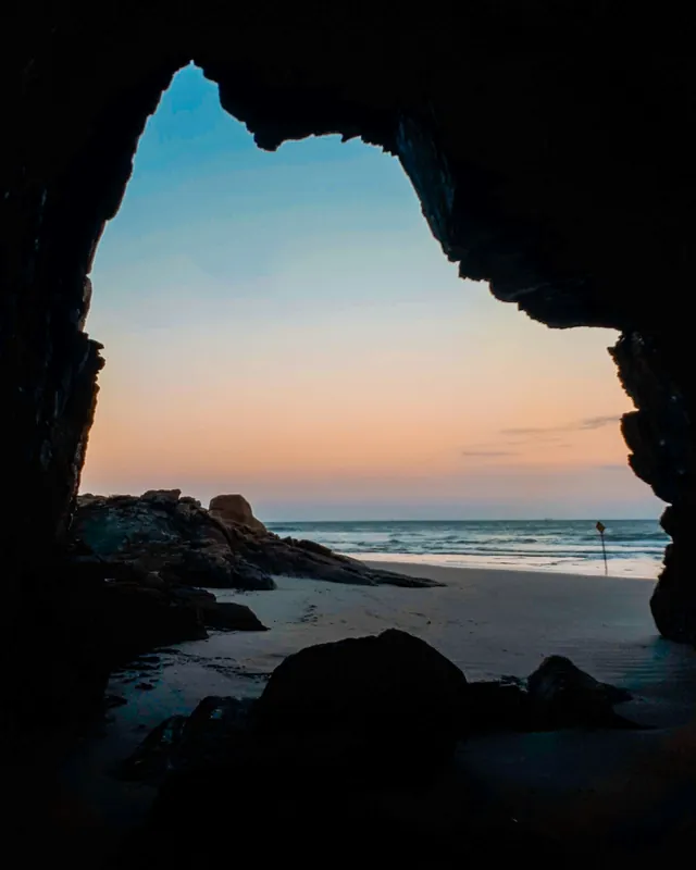 Vista de dentro da Gruta das Encantadas para o mar ao entardecer